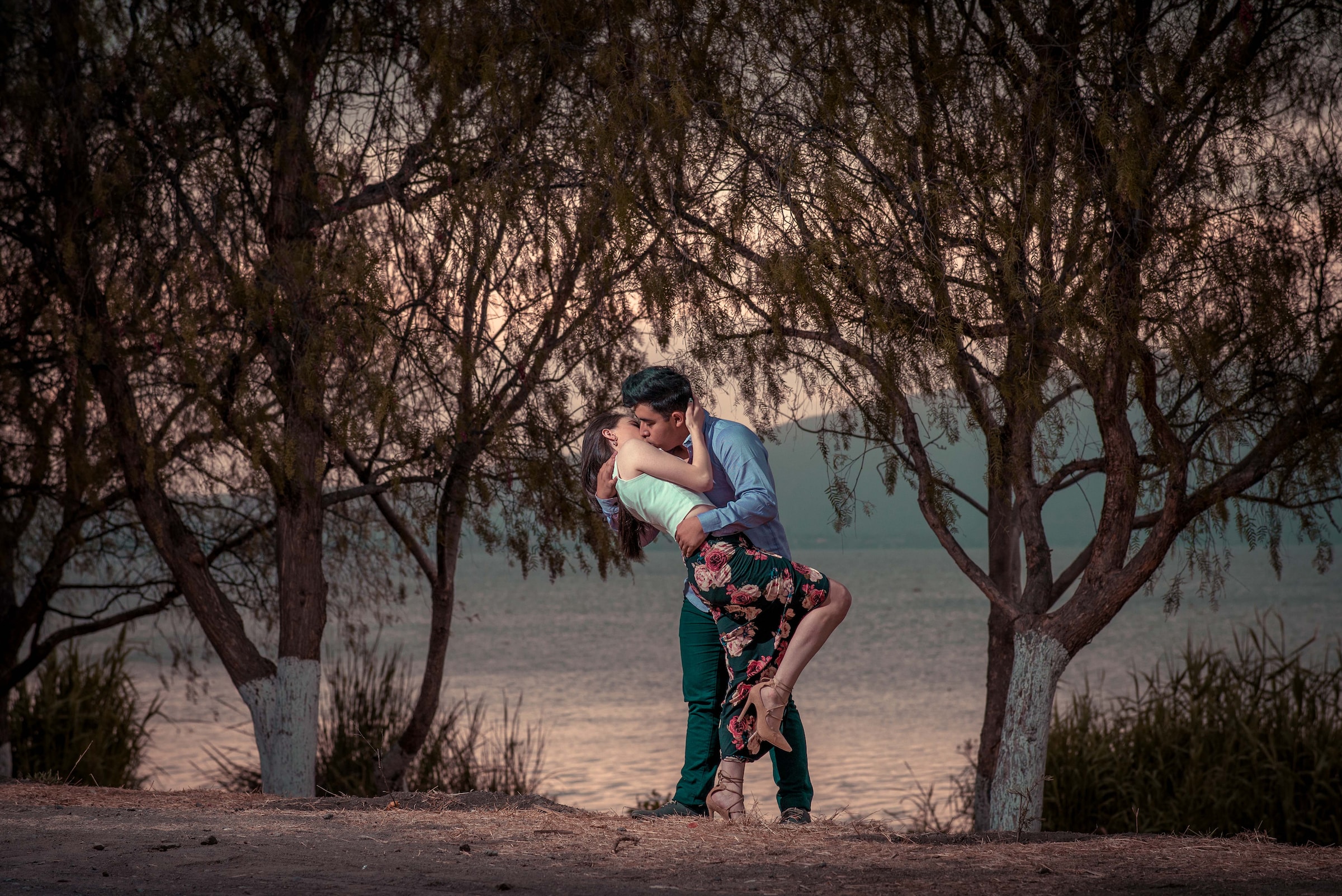 Couple kissing passionately in nature. | Source: Unsplash