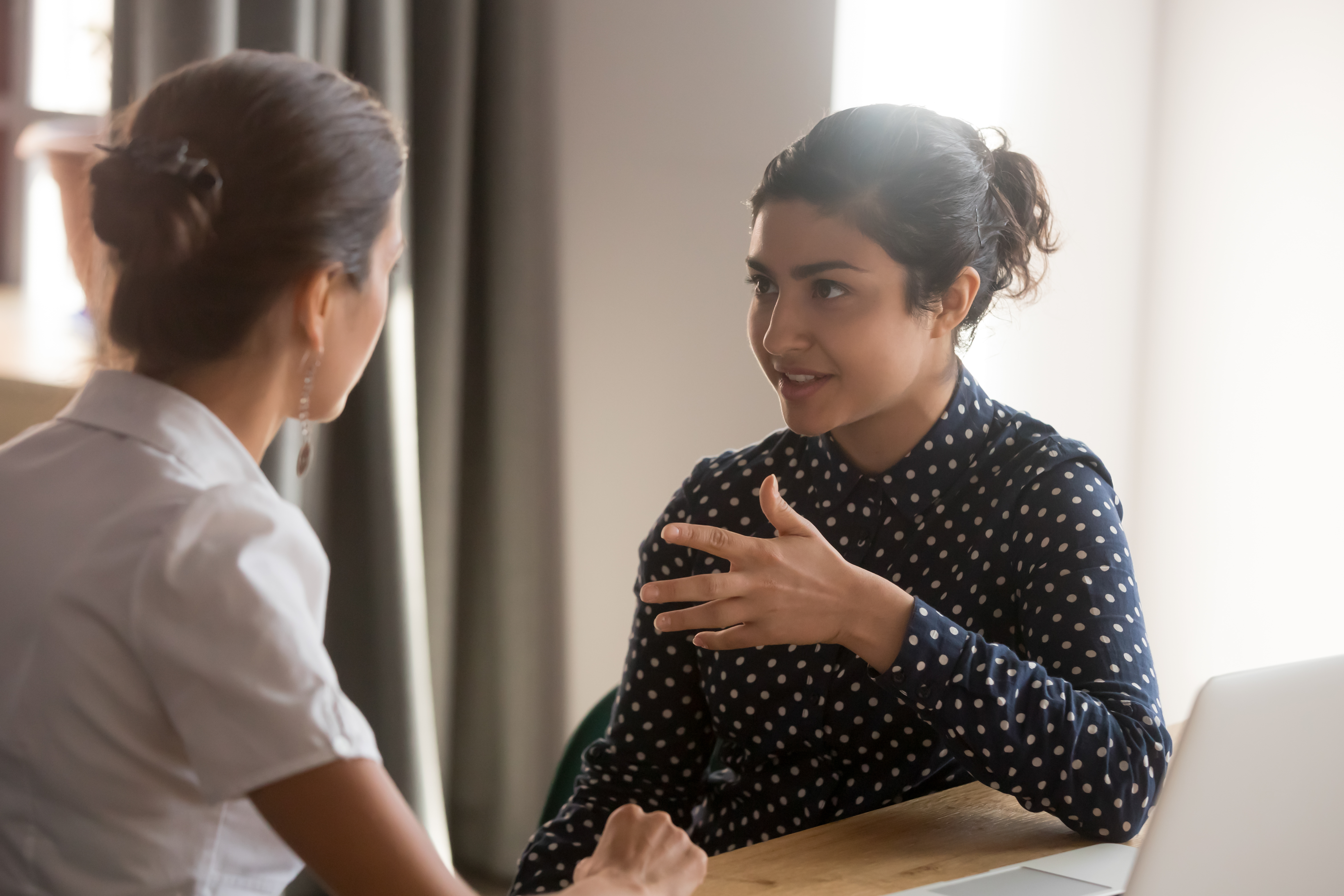 Dos mujeres | Fuente: Shutterstock