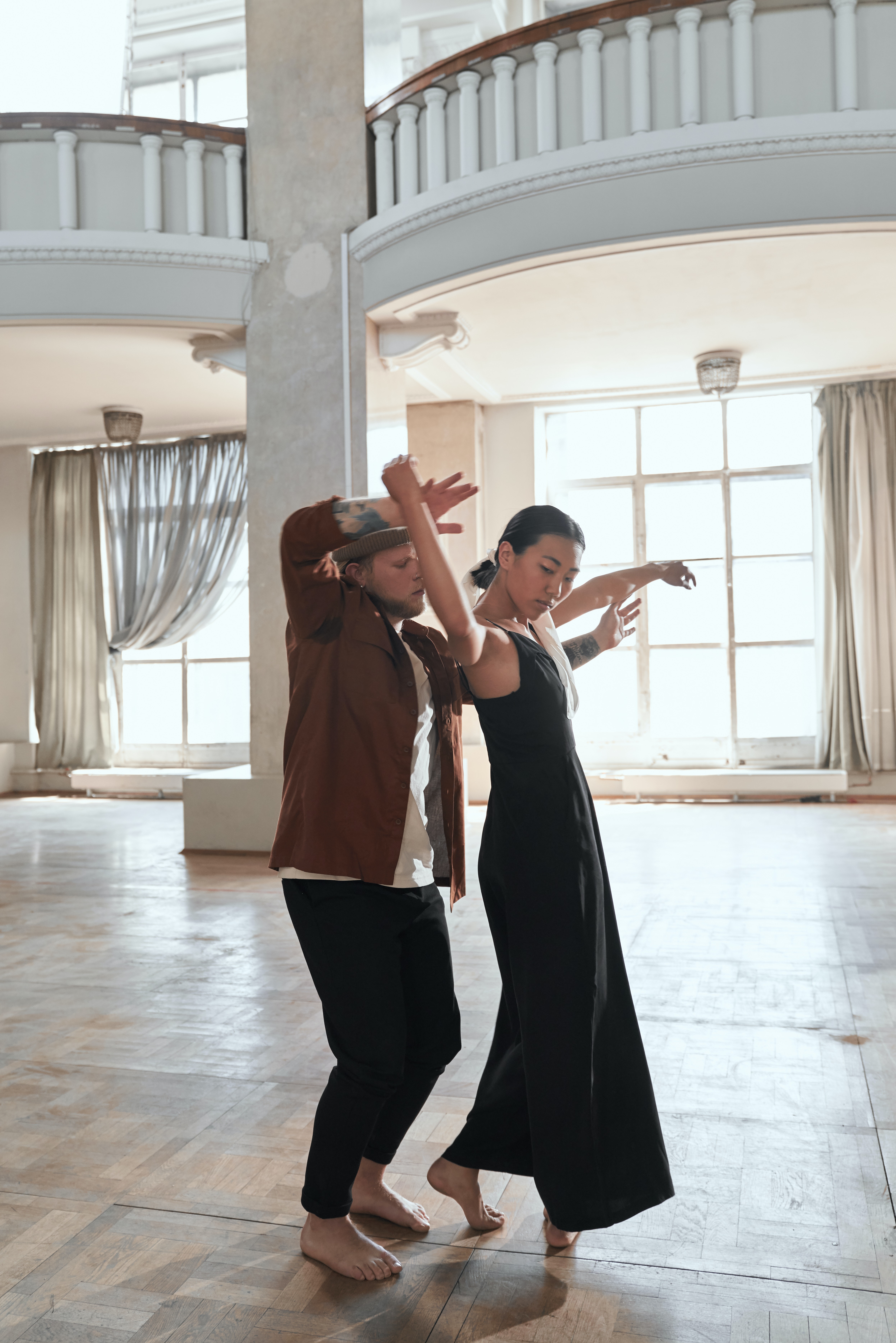 Two individuals dancing. | Source: Pexels