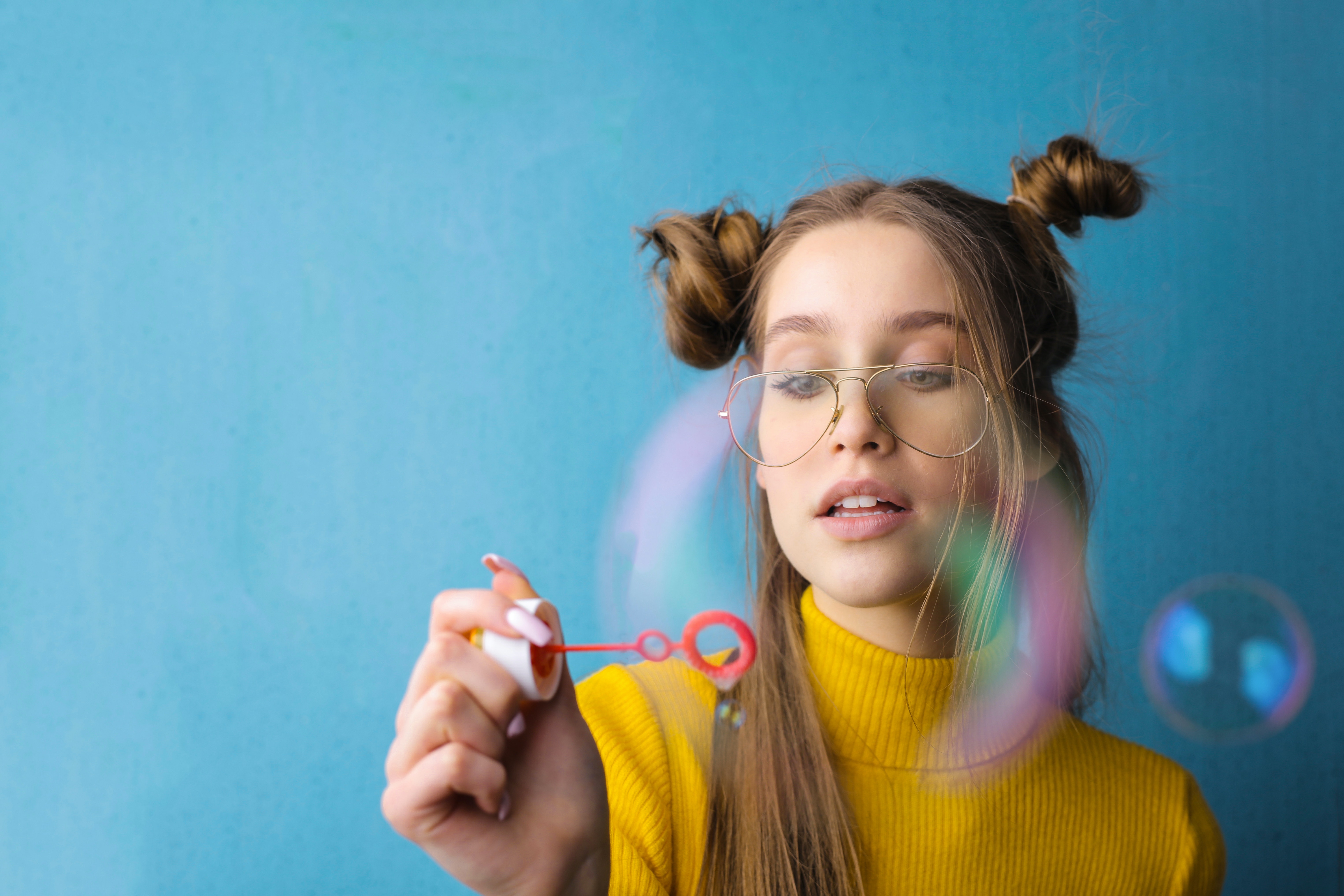 A woman playing with bubbles. | Source: Pexels