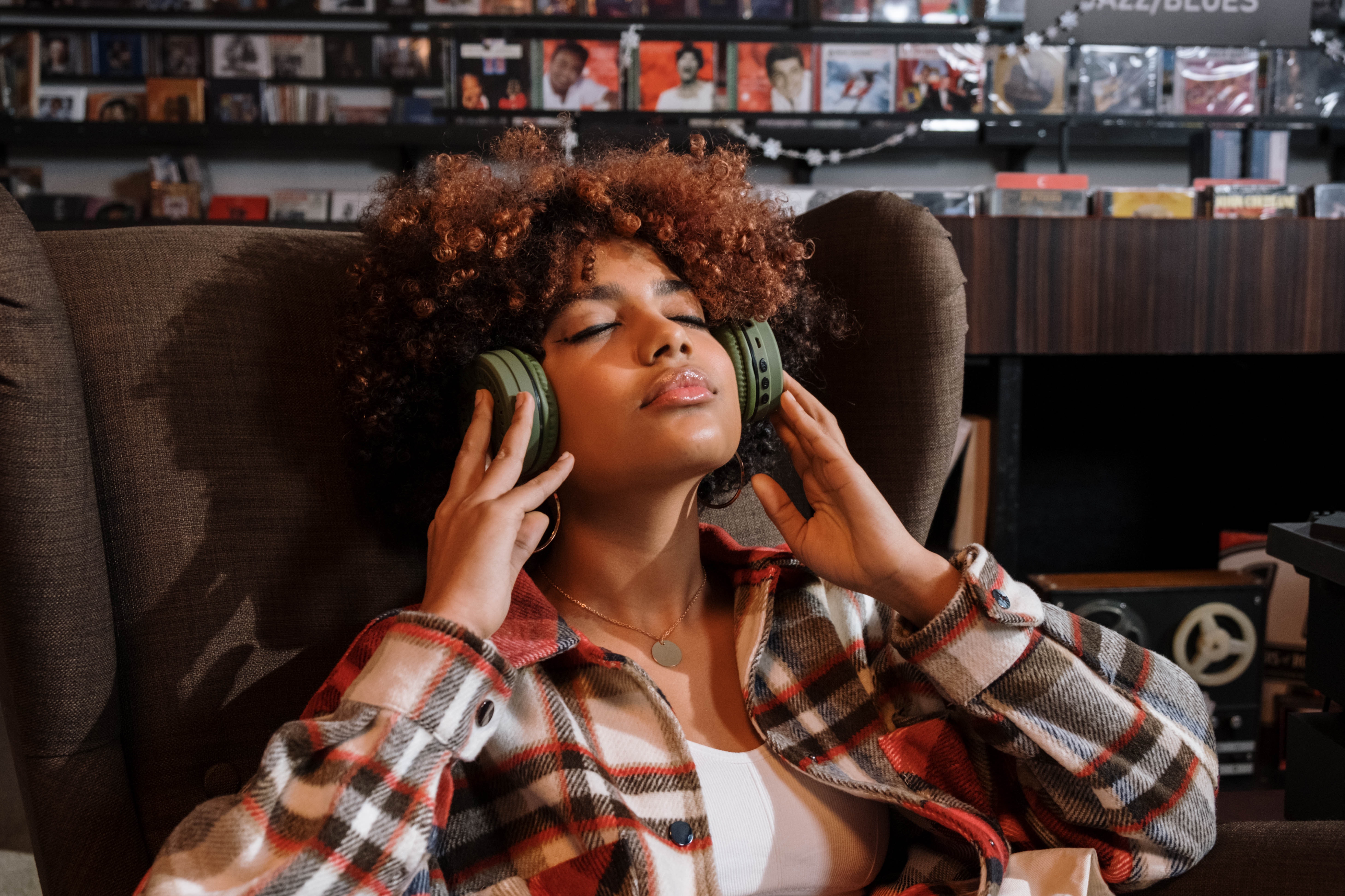 A woman listening to music. | Source: Pexels