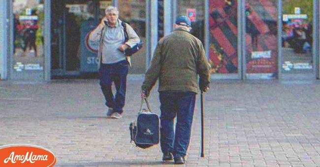 An old man carried a bouquet of flowers daily. | Source: Shutterstock