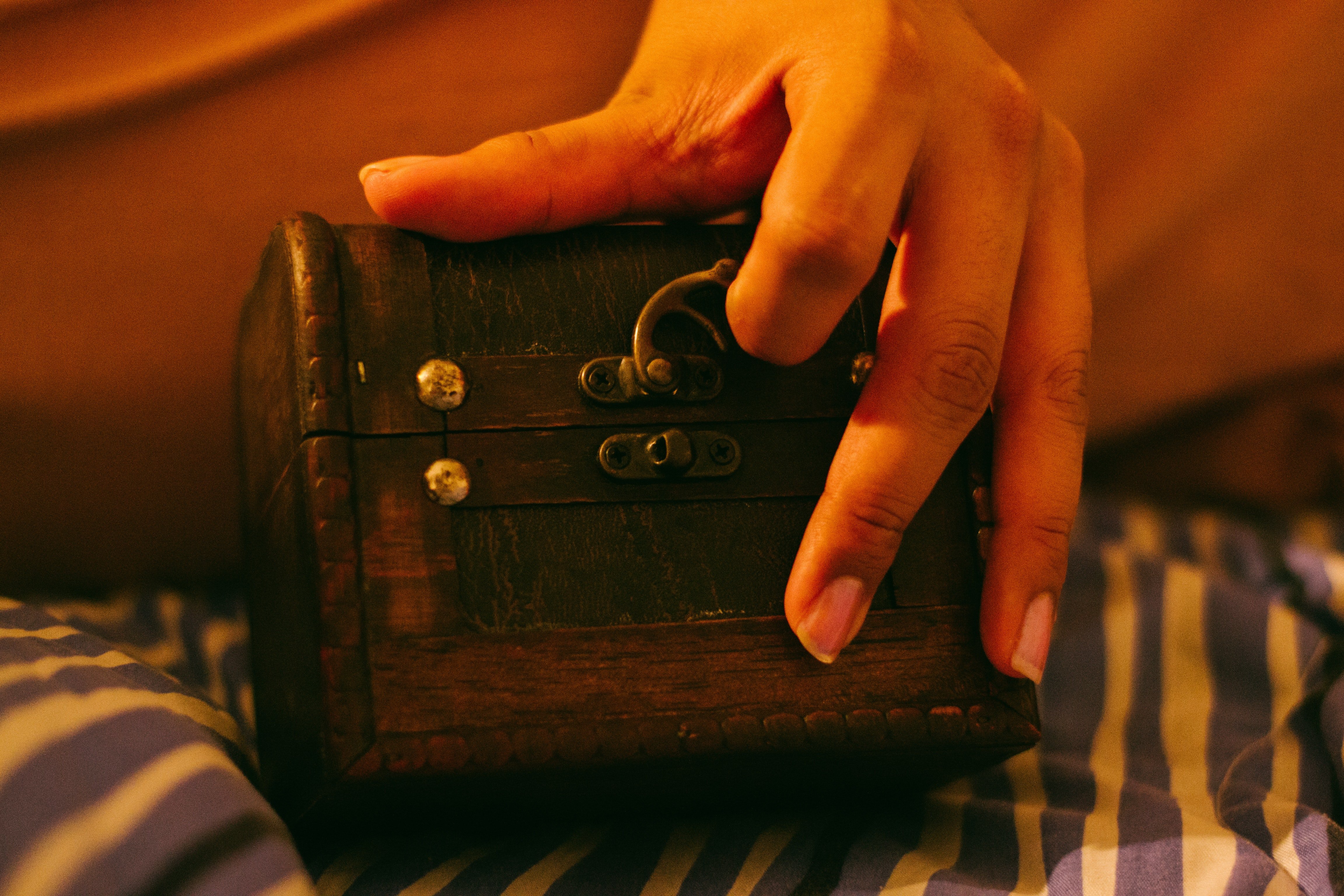 Levi found a hidden chest underneath the armchair's pillow. | Source: Pexels