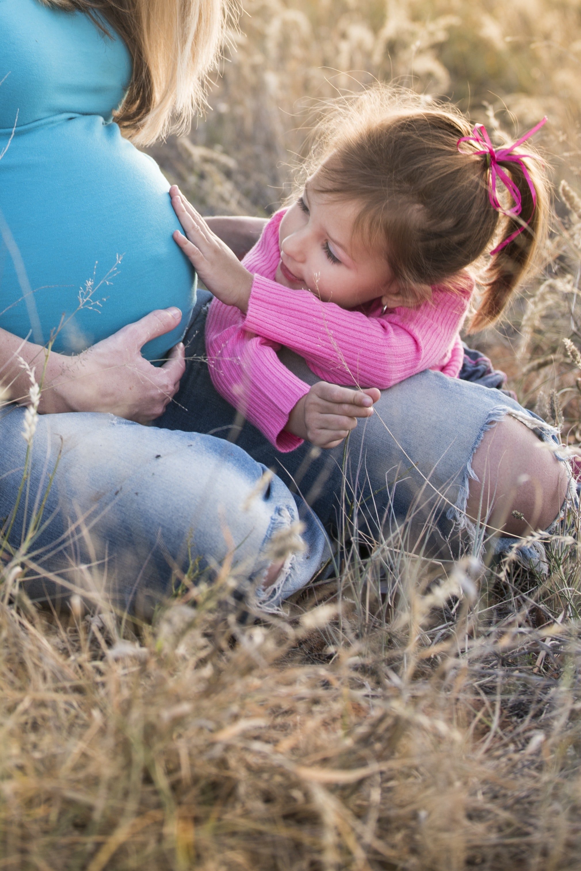 Lisa was caressing Julia's bump when Aaron came home. | Source: Pexels