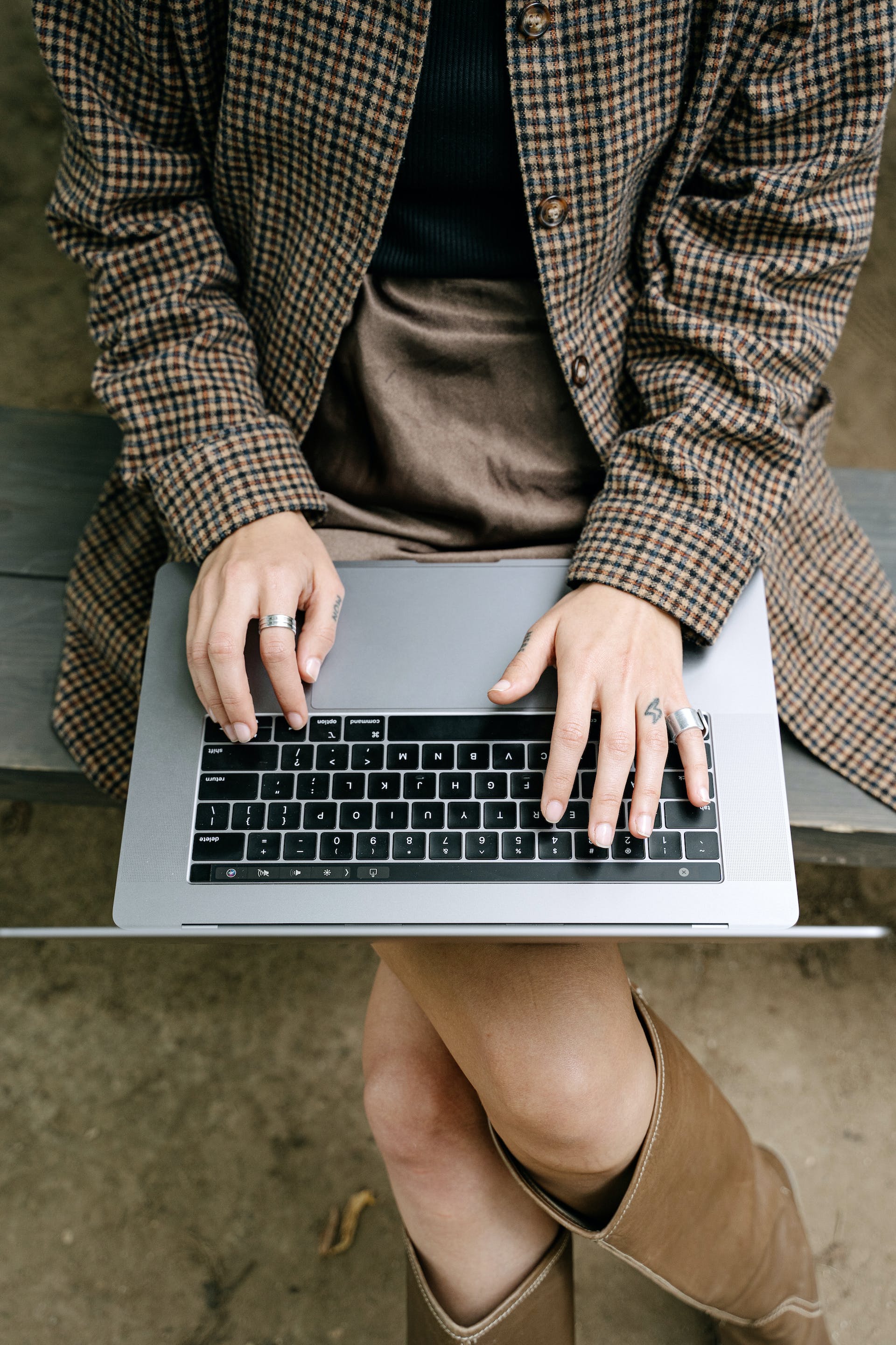A woman using a laptop | Source: Pexels