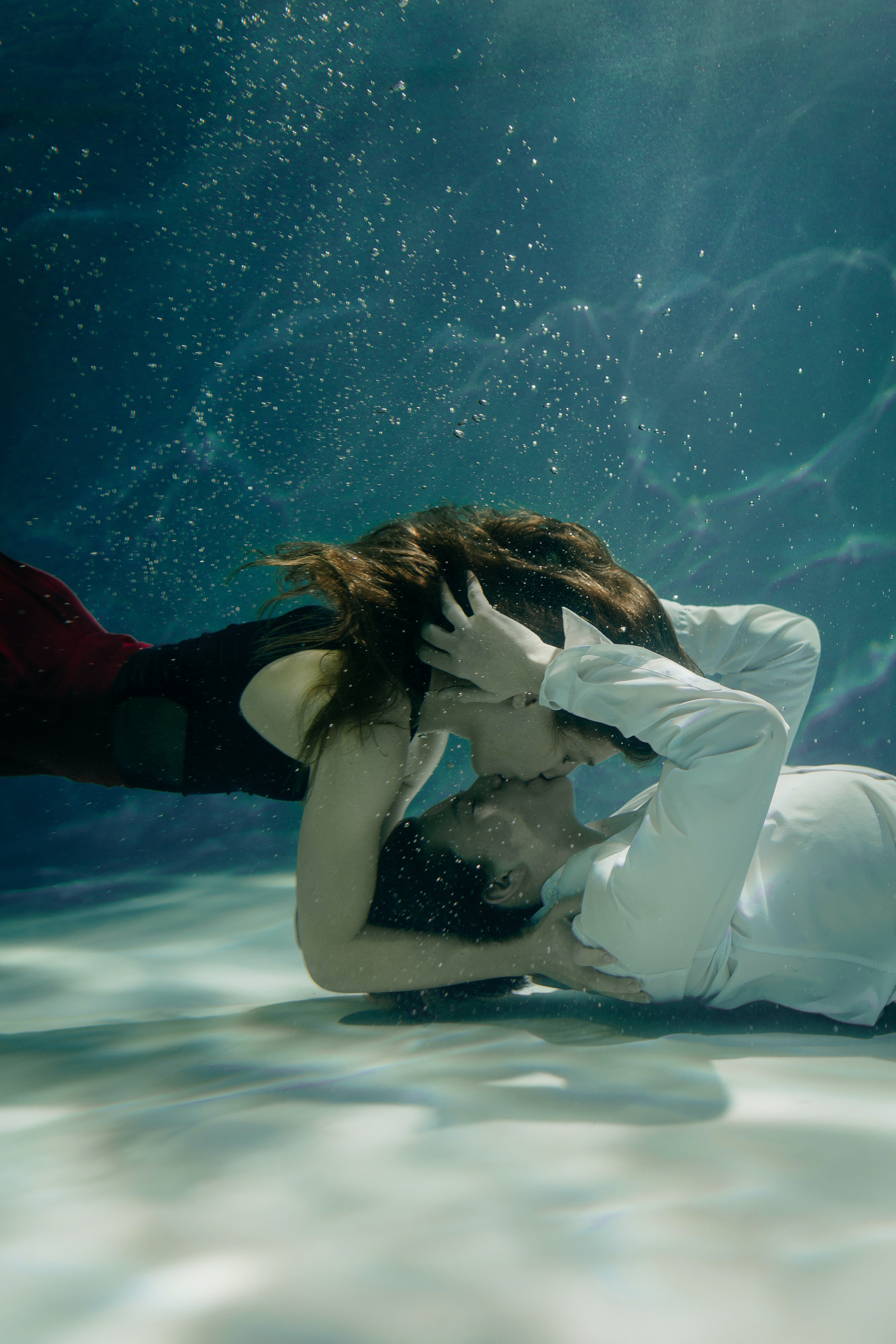 A couple kissing underwater. | Source: Pexels