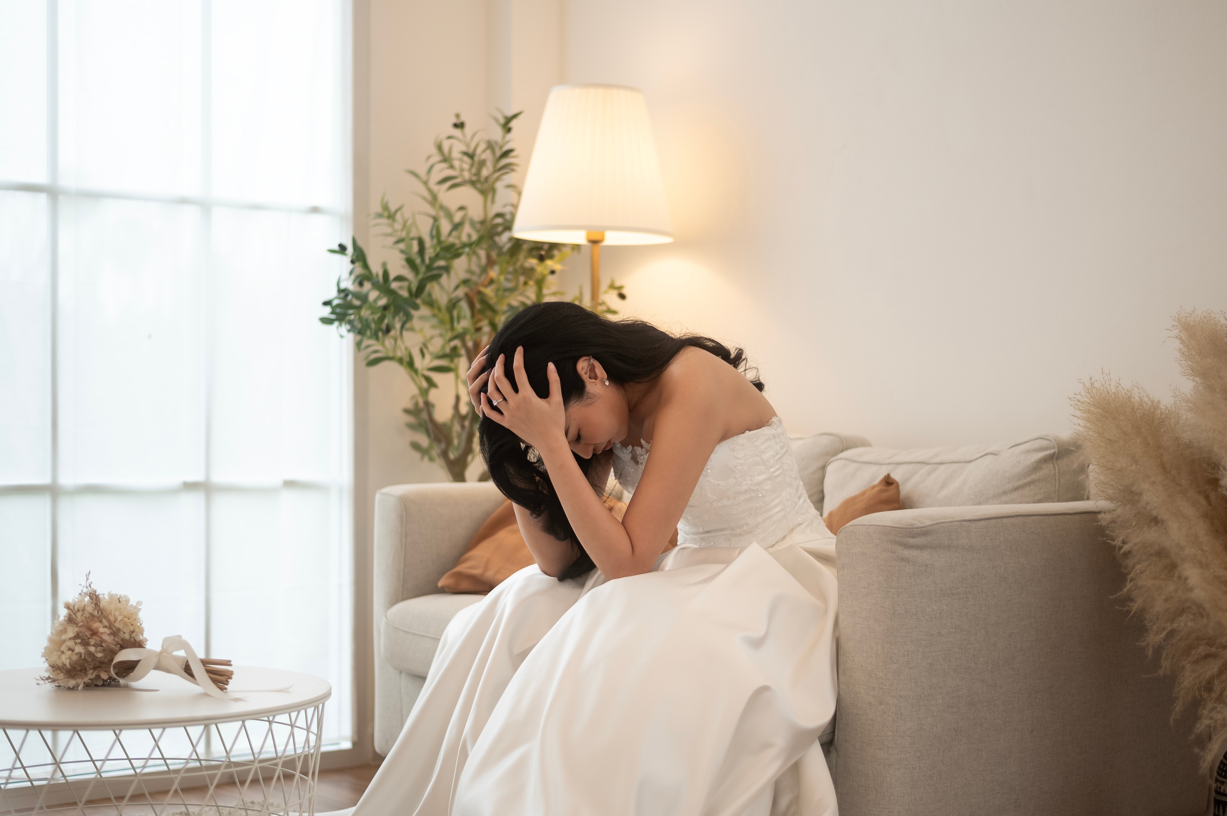 Una novia disgustada sentada en un sofá | Fuente: Shutterstock