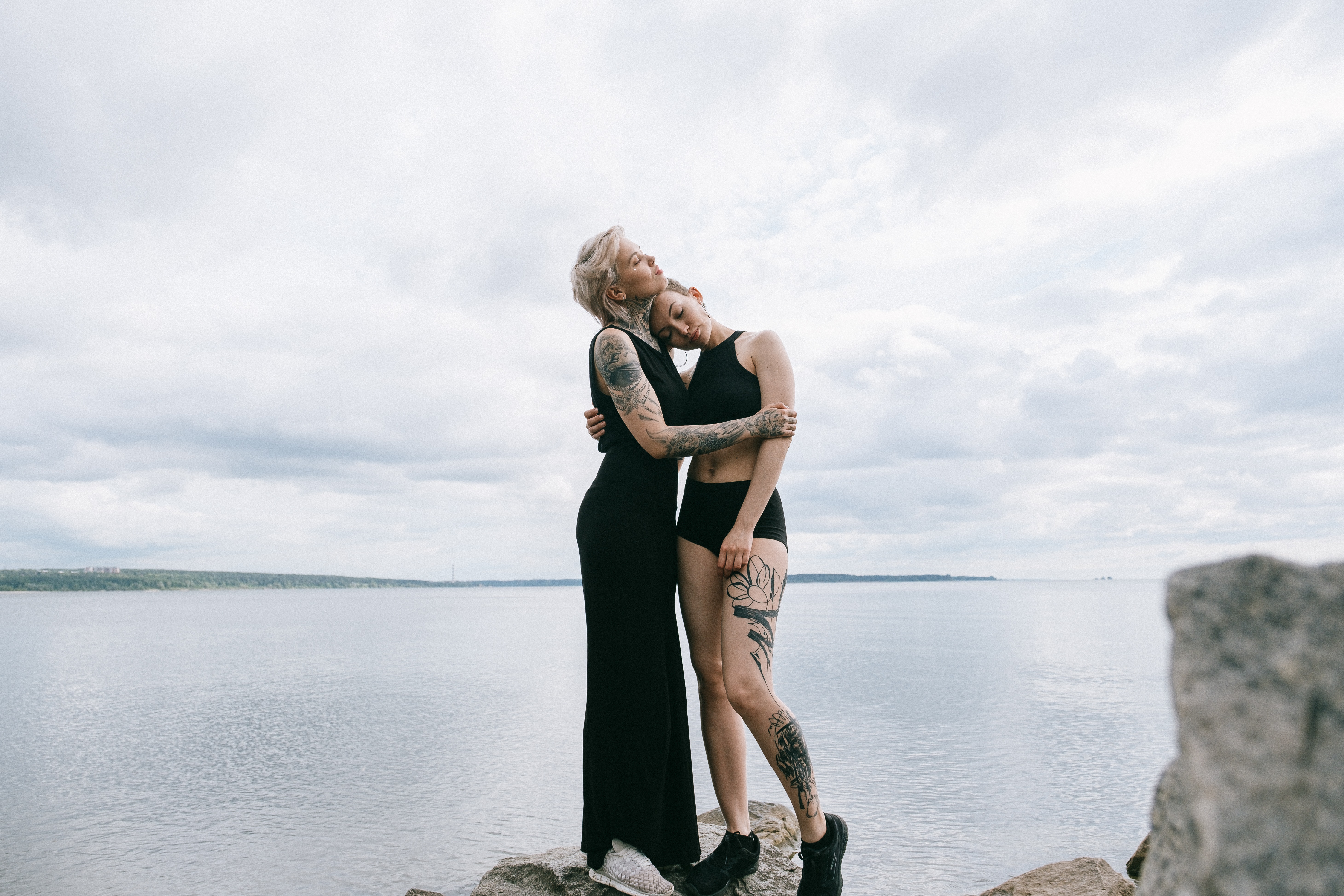 Two woman hugging on a cliff | Source: Pexels
