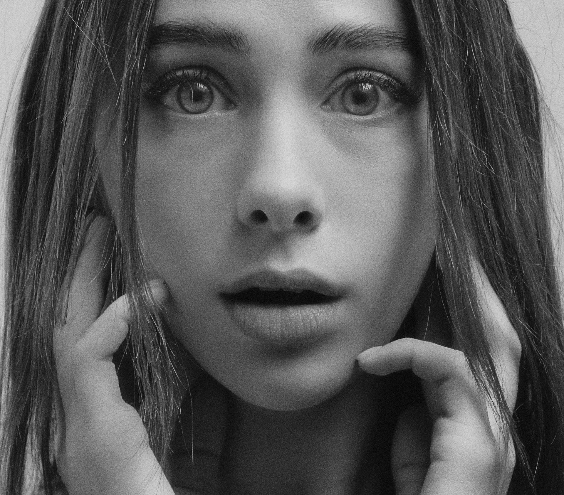 Ujęcie zszokowanej kobiety w skali szarości | Źródło: Pexels