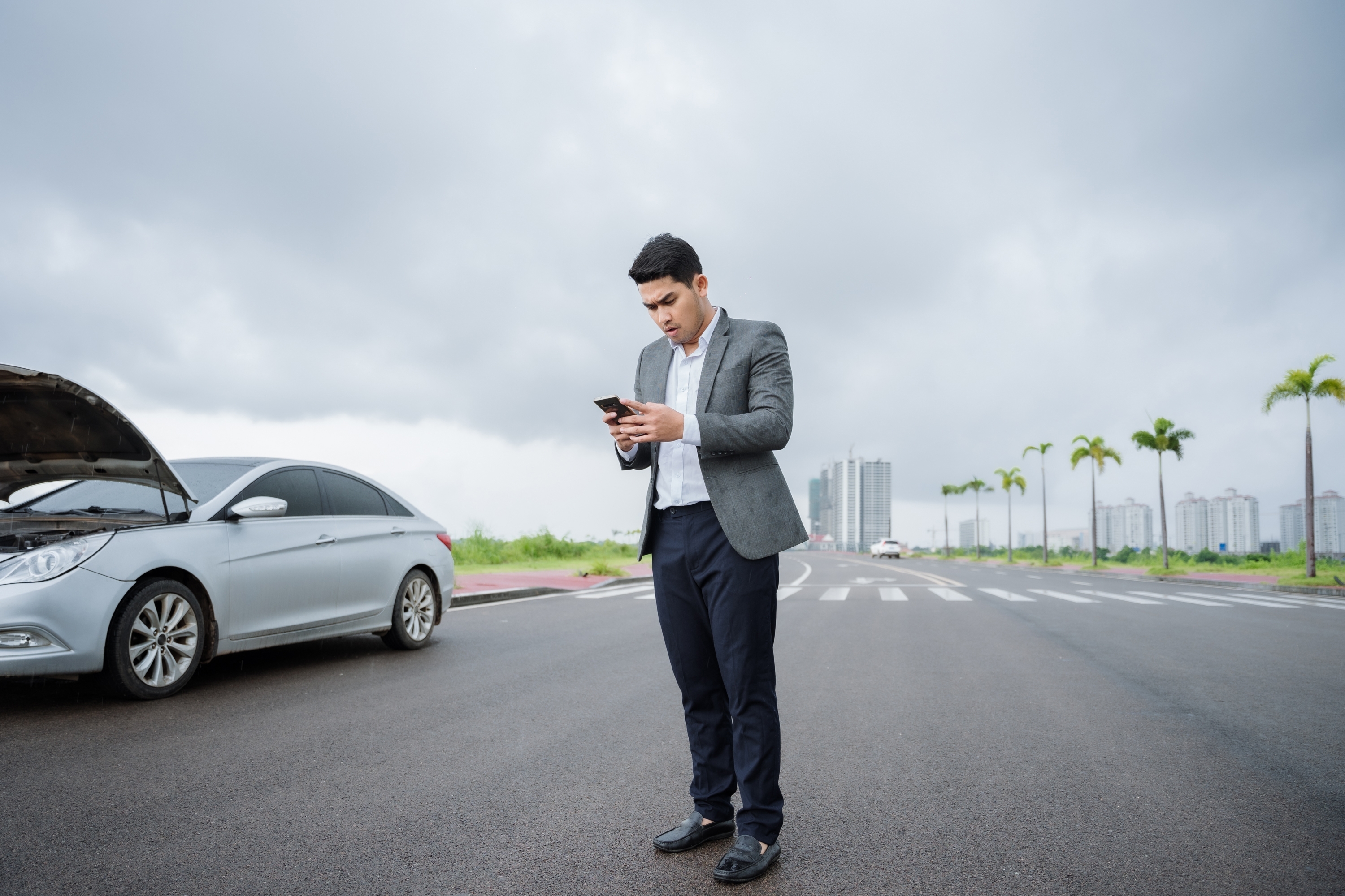 Homem fazendo uma ligação |  Fonte: Shutterstock