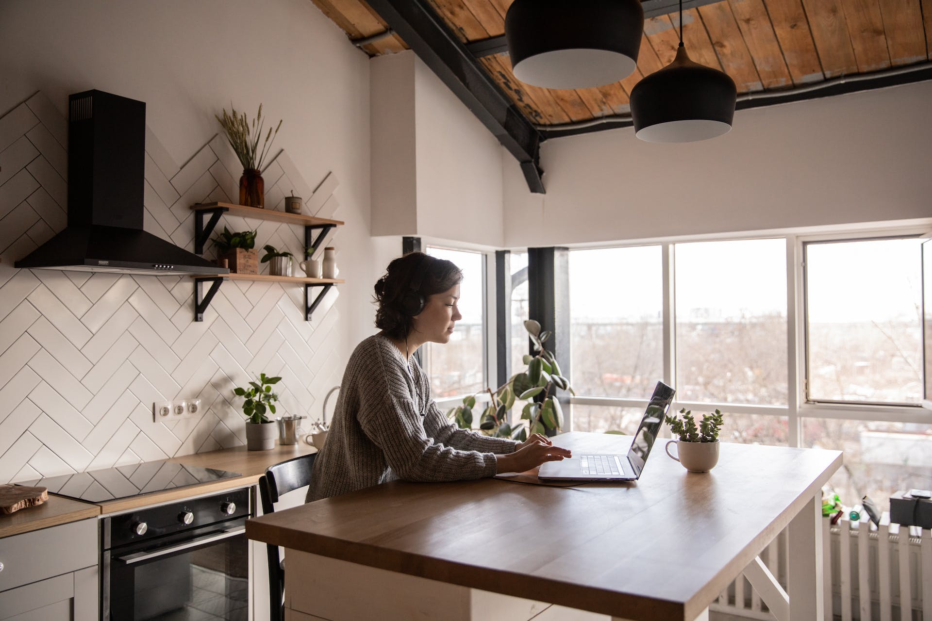 A woman using a laptop | Source: Pexels