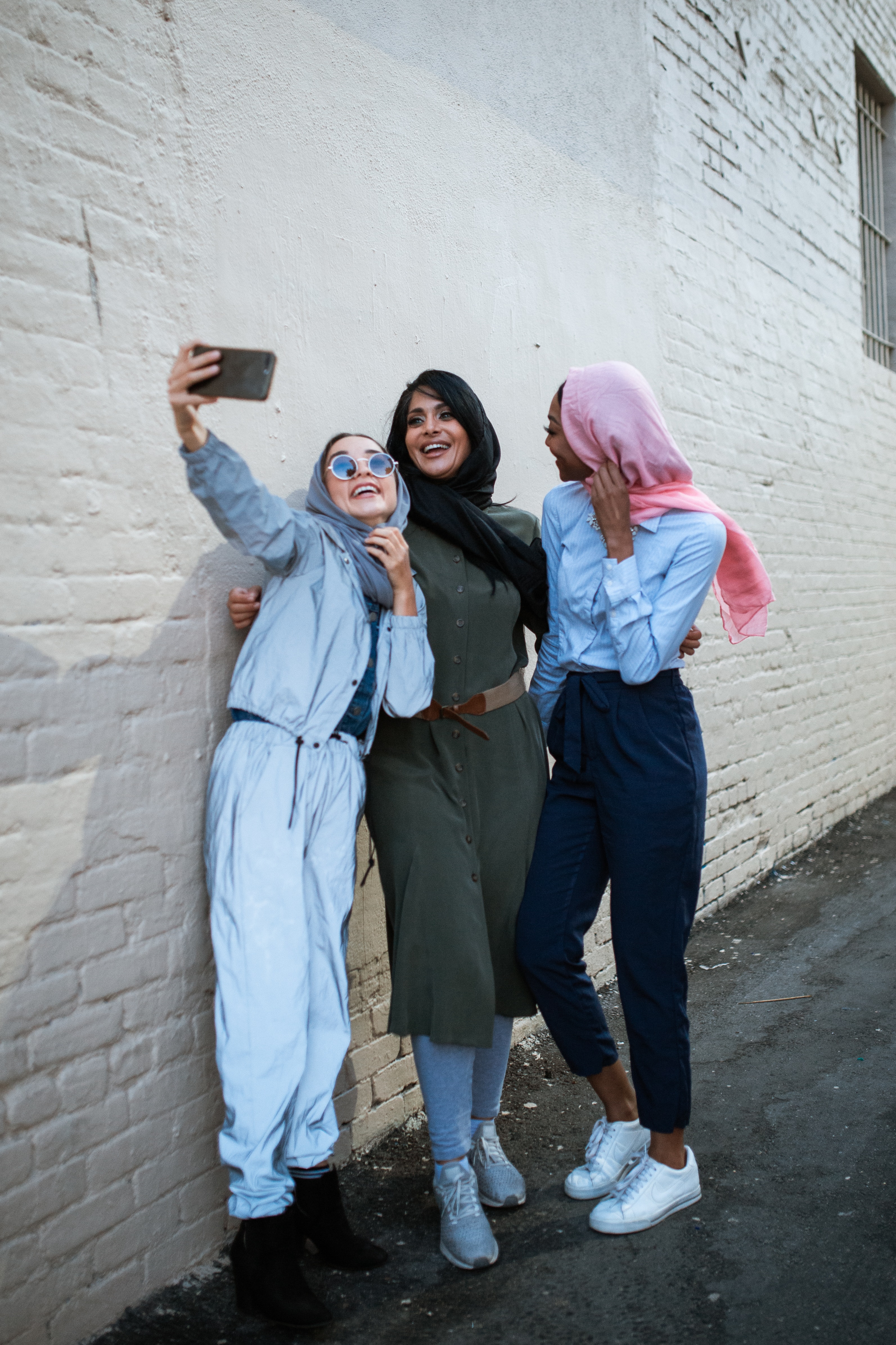 A group of friends taking a selfie together. | Source: Pexels