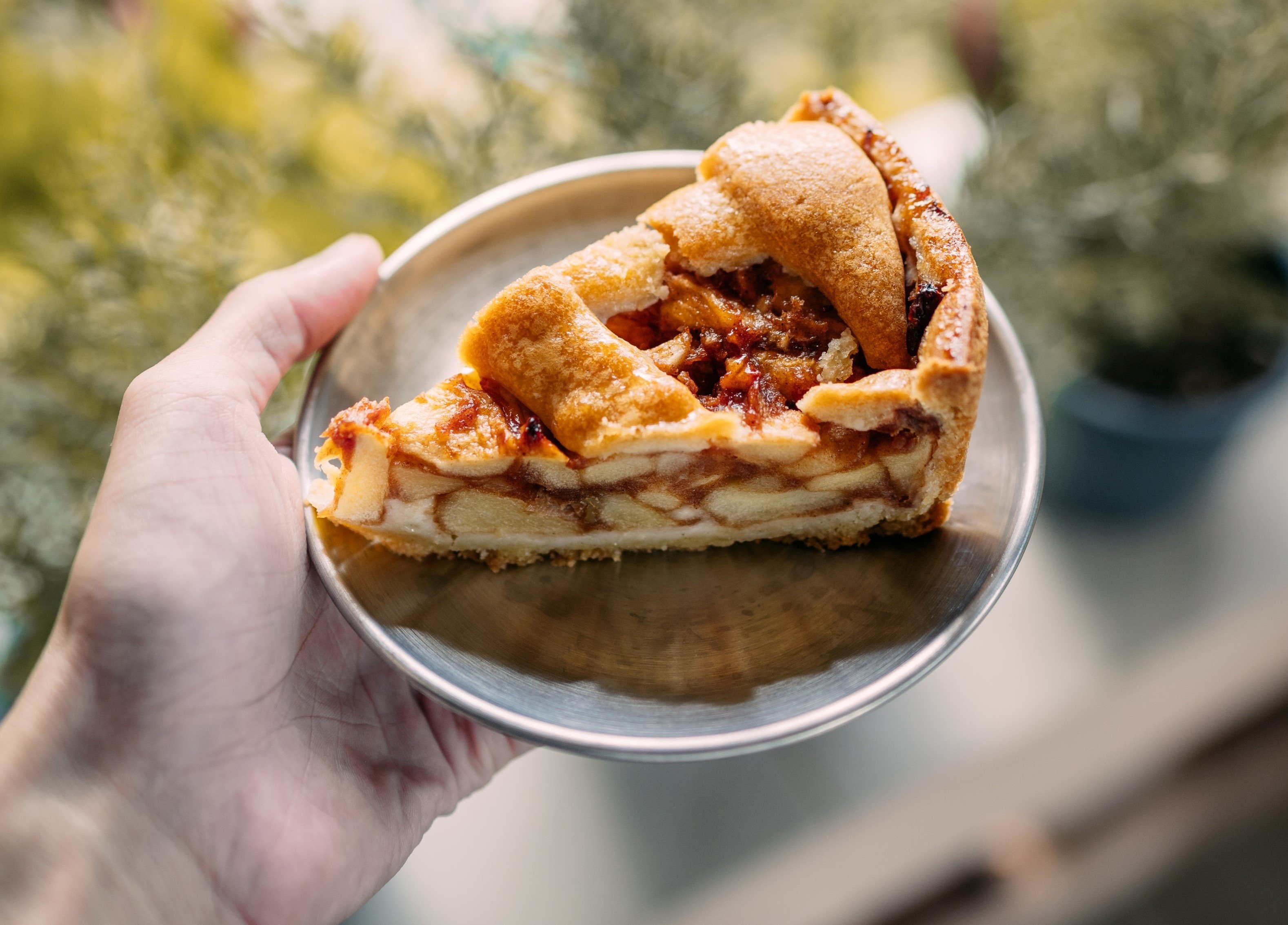 Whenever Dave had a slice of apple pie Karen made, it reminded him of his mother. | Source: Unsplash